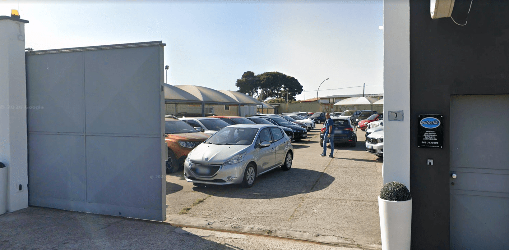 Il piazzale e l'ingresso di Autostile